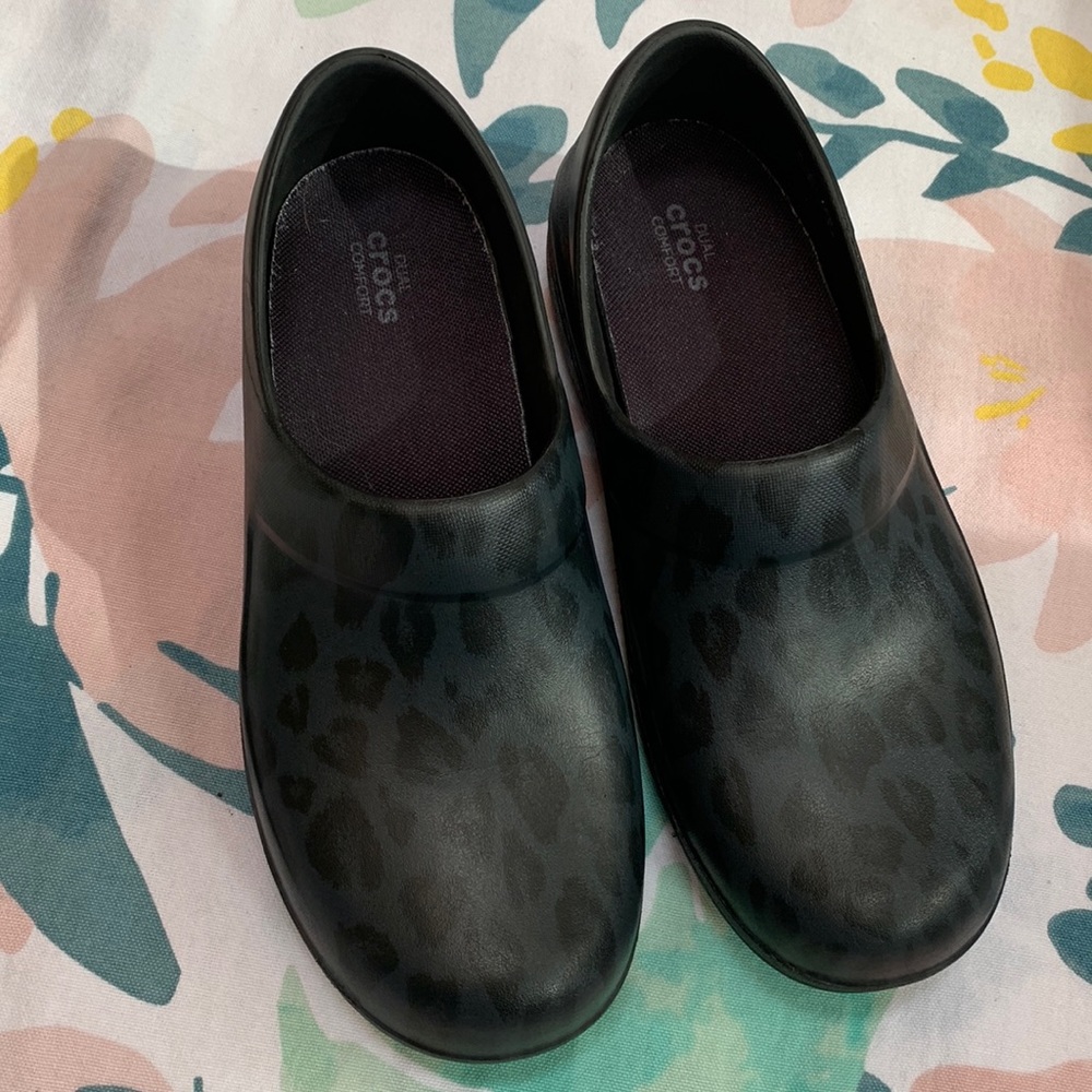 Crocs leopard clogs